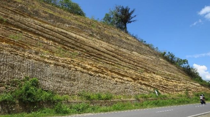 24. Geosite-Limboto quarternary limestone
