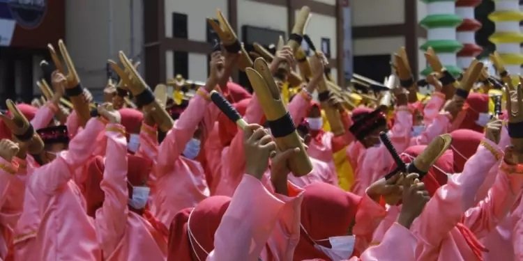 31. Elementary and junior high school students playing the polopalo